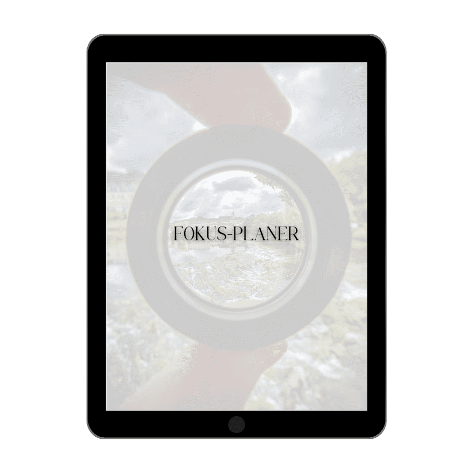 Die 14-Tage-Selfpublishing-Challenge – E-Book-Anleitung für KDP 7 Tablet-Mockup mit Fokus-Planer E-Book Cover auf Naturhintergrund
