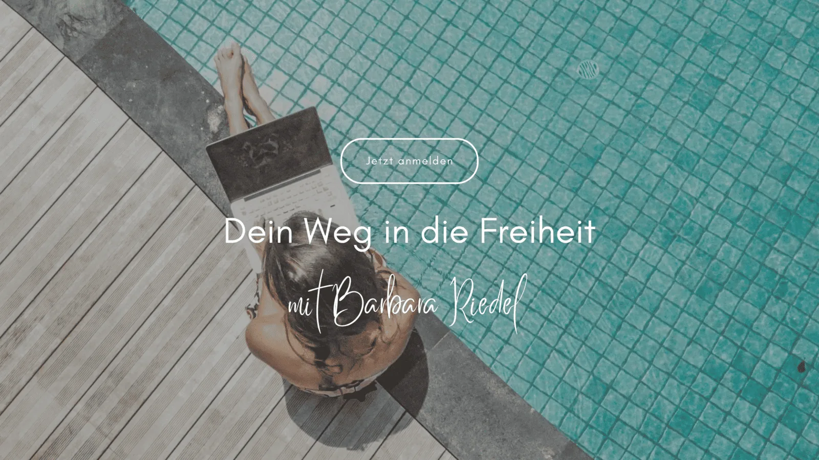 Die 14-Tage-Selfpublishing-Challenge – E-Book-Anleitung für KDP 8 Overhead-Aufnahme von Person mit Laptop am Pool mit Kurs-Cover-Text