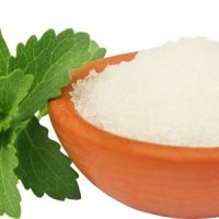 Keramikschale mit weißer Substanz, grüner Petersilie und Möhrenscheibe auf Terrakotta