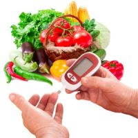 Hände halten Blutzuckermessgerät vor Gemüse und Obst, Diabetes-Management