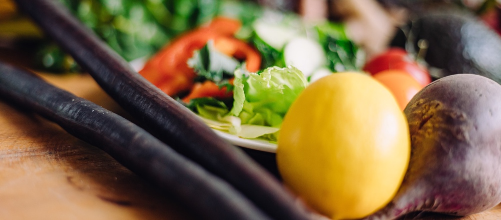 Frisches Gemüse auf Schneidebrett mit schwarzen Daikon-Rettichen und Paprika