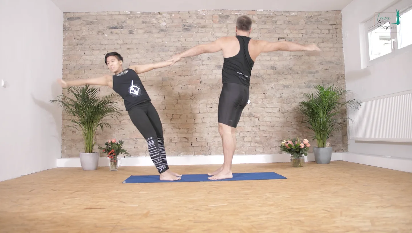 Die AcroYoga Uni – Mit Spiel & Spaß AcroYoga lernen 17 Zwei Personen in Armstandposition nebeneinander im AcroYoga-Studio