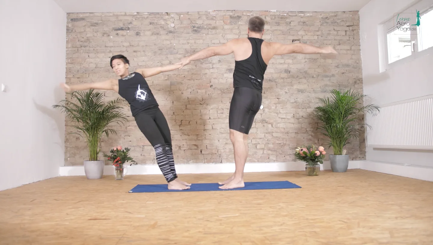 Die AcroYoga Uni – Mit Spiel & Spaß AcroYoga lernen 18 Zwei Personen in Armstandposition nebeneinander im AcroYoga-Studio