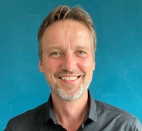 Dr. Sven Werchan Porträt vor blauem Hintergrund