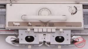 Brother-Strickmaschine KH-940 von oben mit Nadeln und Schaltflächen