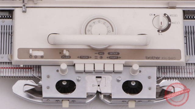 Brother-Strickmaschine KH-940 von oben mit Nadeln und Schaltflächen