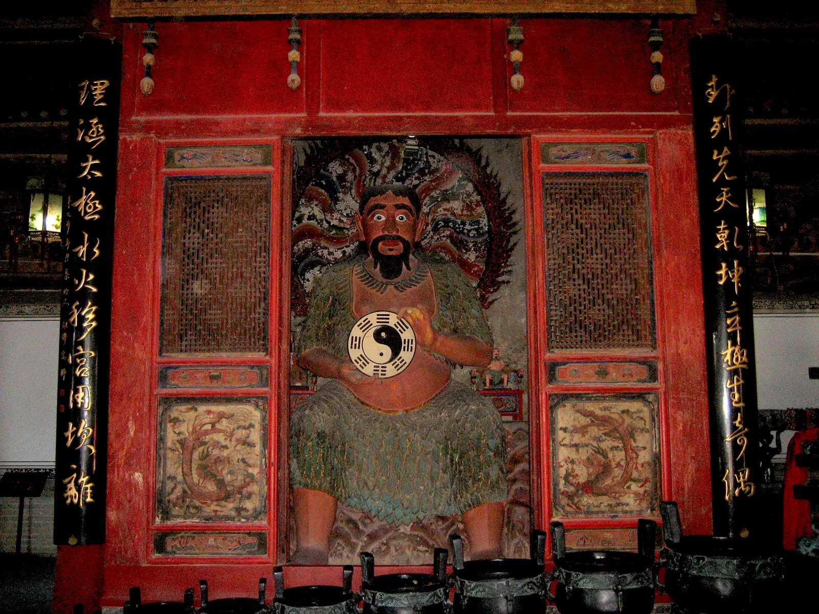 Historische chinesische Darstellung des Weisen Fuxi mit Taiji-Bagua-Symbol in Tempeltür-Malerei