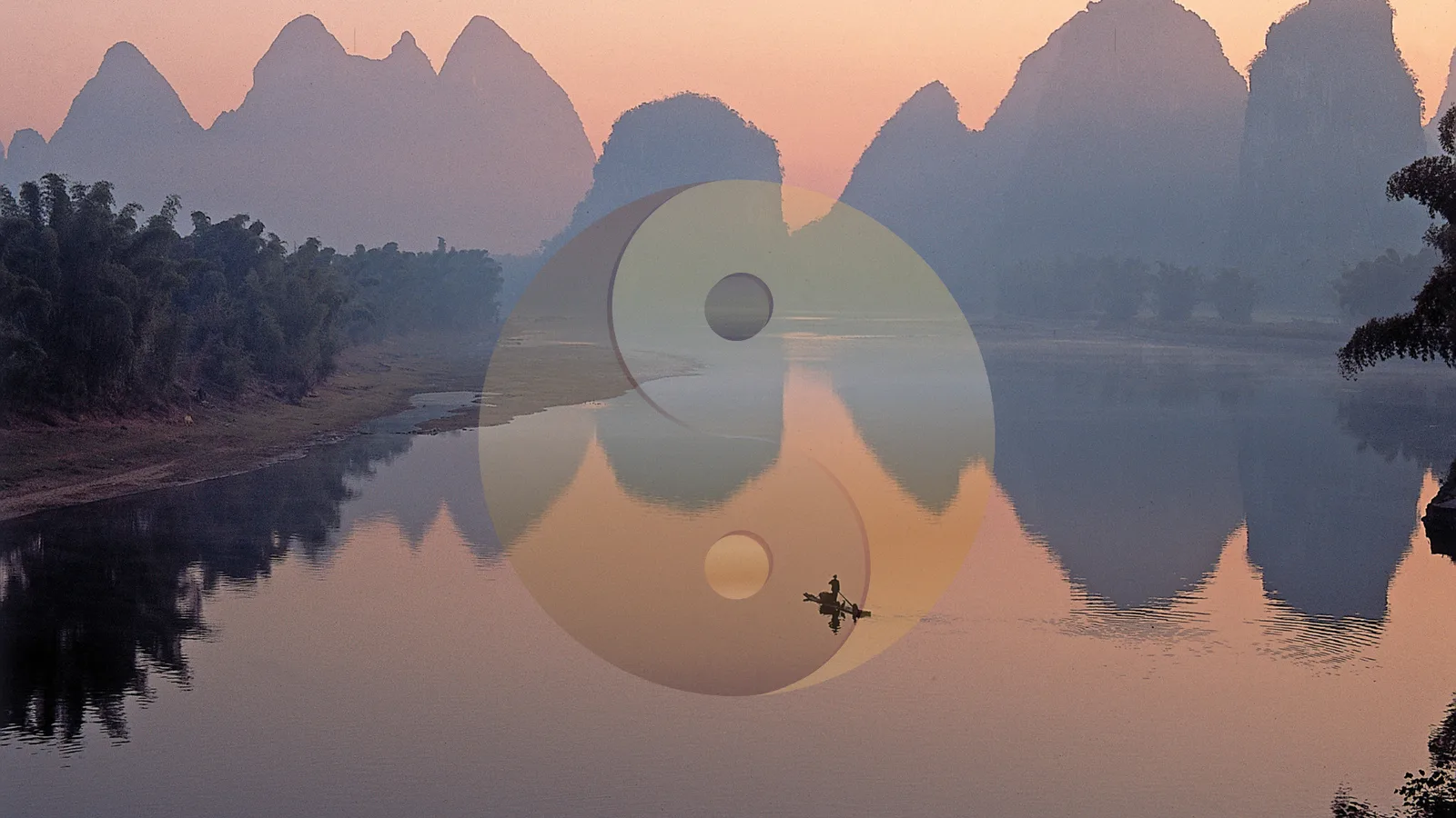 Die Harmonisierung des Herzens – Qigong-Videokurs fürs Herz 4 Yin-Yang-Symbol über chinesischer Flusslandschaft mit Bergen und Booten bei Sonnenaufgang