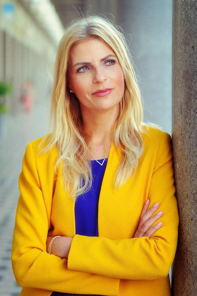 Tanja Bülter Portrait, blonde Frau in gelbem Blazer und blauem Top
