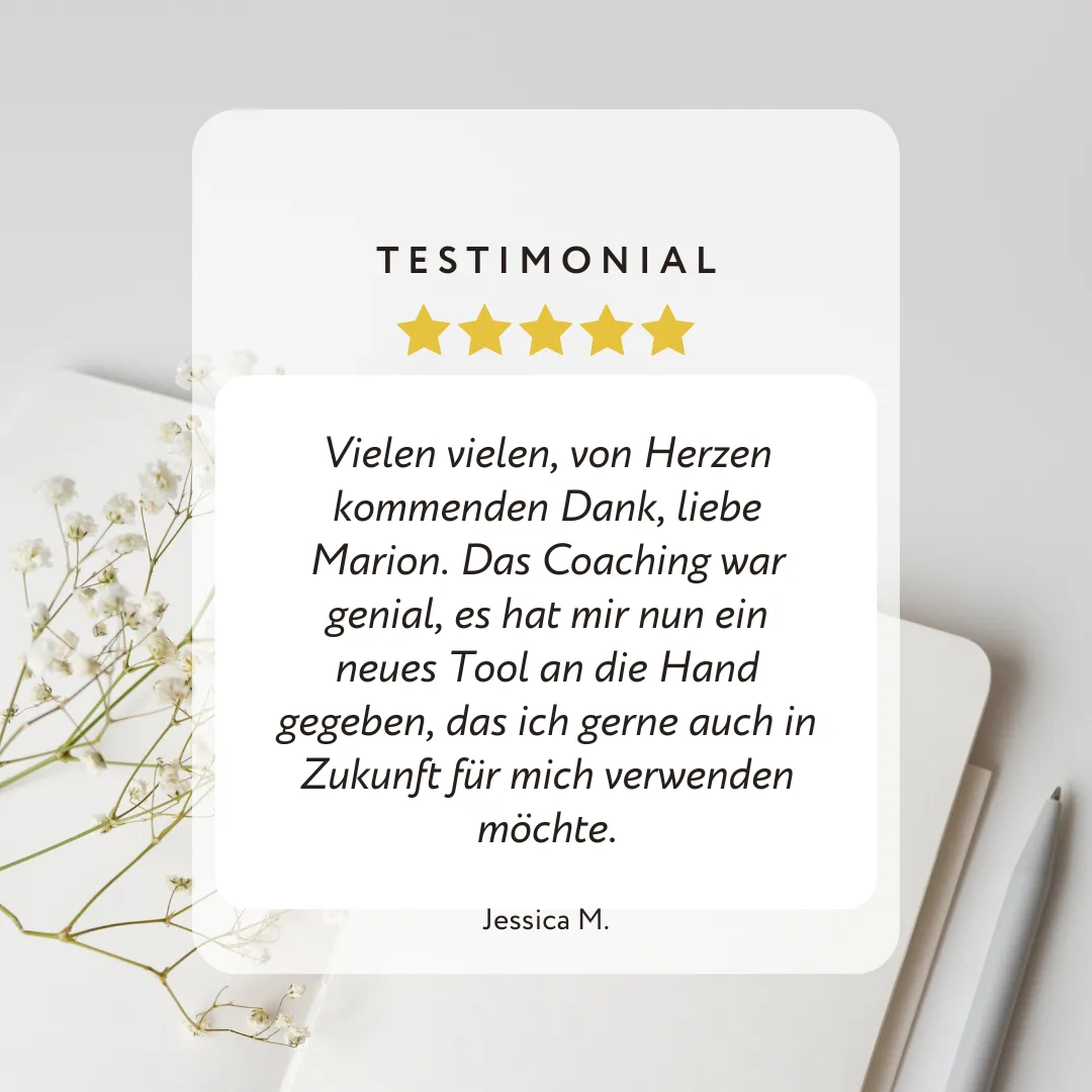 Testimonial-Card mit 5 Sternen-Bewertung und Kundenstimme zum Coaching-Tool mit minimalem Design und Trockenblumen