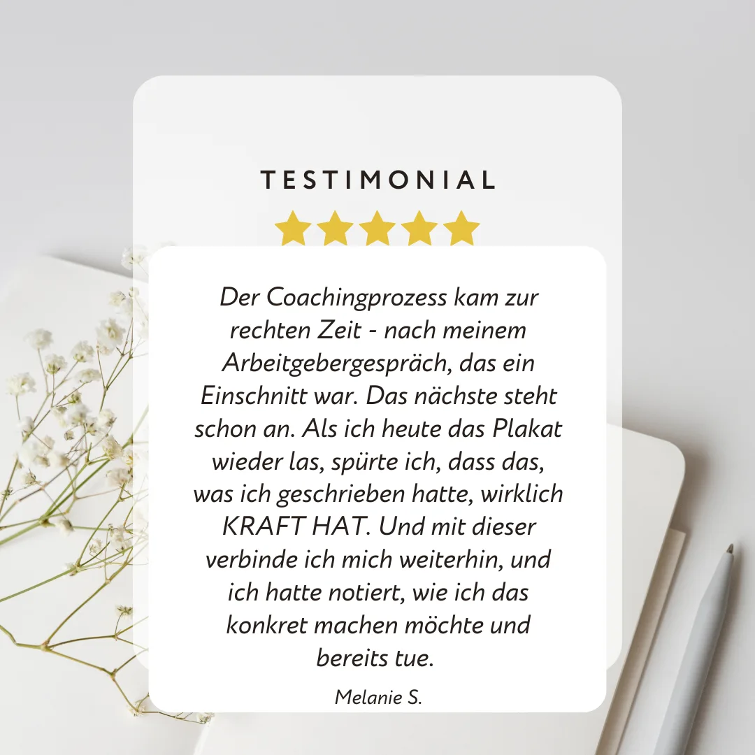 Testimonial-Card mit 5-Stern-Bewertung und langem Erfahrungsbericht eines Coaching-Prozesses von Melanie S. mit Design und De
