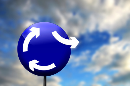 Blaue Kugel mit weißen Pfeilen im Kreis gegen Himmelshintergrund, Symbol für Veränderung und Transformation