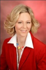 Claudia Haas, blonde Frau in roter Jacke mit Kragen