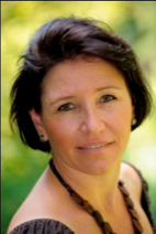 Mag. Sabine Birk, dunkelhaarige Frau mit grünem Hintergrund