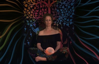 Frau in schwarzem Oberteil hält leuchtende Kristallkugel, psychedelischer Hintergrund