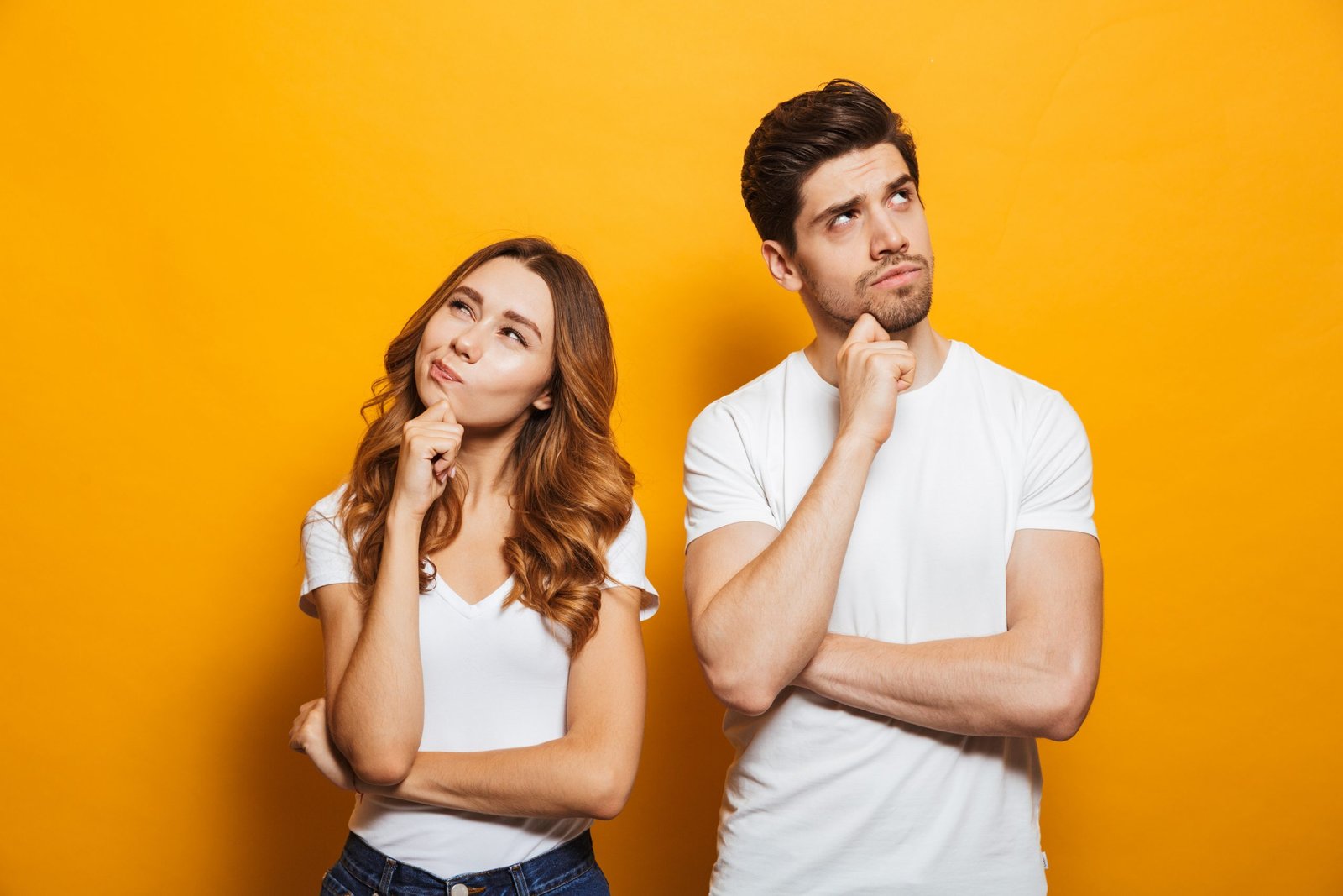 Digital-Club – Medienkompetenz-Live-Kurs für Kinder von Ben Fisch 8 Junge Frau und Mann in weißen T-Shirts auf gelbem Hintergrund, nachdenklich mit Hand am Kinn
