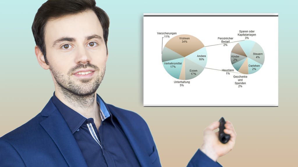 Mann im dunkelblauen Hemd zeigt auf Kuchen-Diagramm vor hellblauem Hintergrund