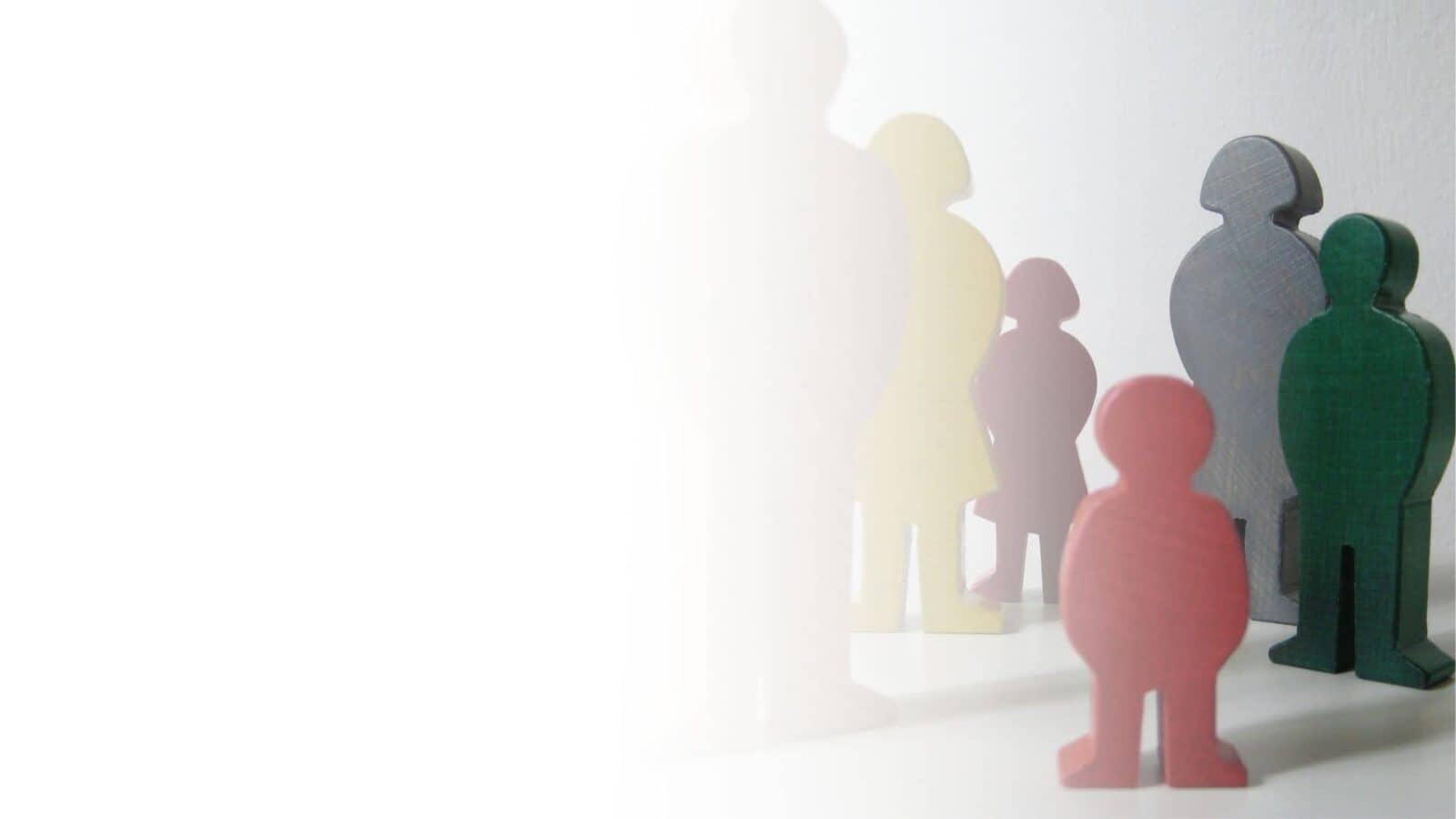 3D-Illustration mit sechs stilisierten Personen-Figuren in verschiedenen Farben, Querformat
