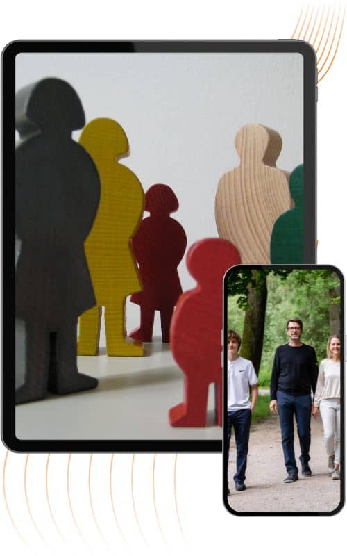 Tablet und Smartphone zeigen bunte 3D-Figuren als Kurs-Interface mit Personen-Gruppe