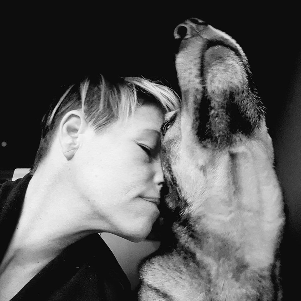 Schwarzweißfoto einer Frau mit Affe auf ihrer Schulter