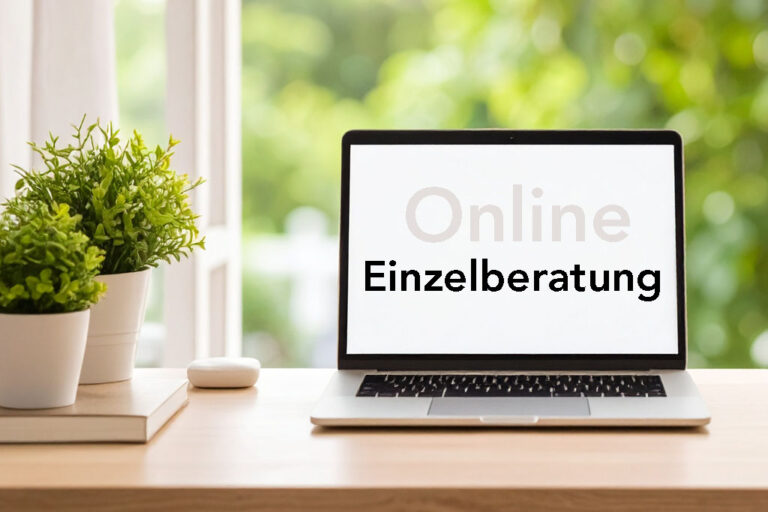 Laptop auf Schreibtisch mit Pflanze zeigt Text "Online Einzelberatung", helles Fenster im Hintergrund