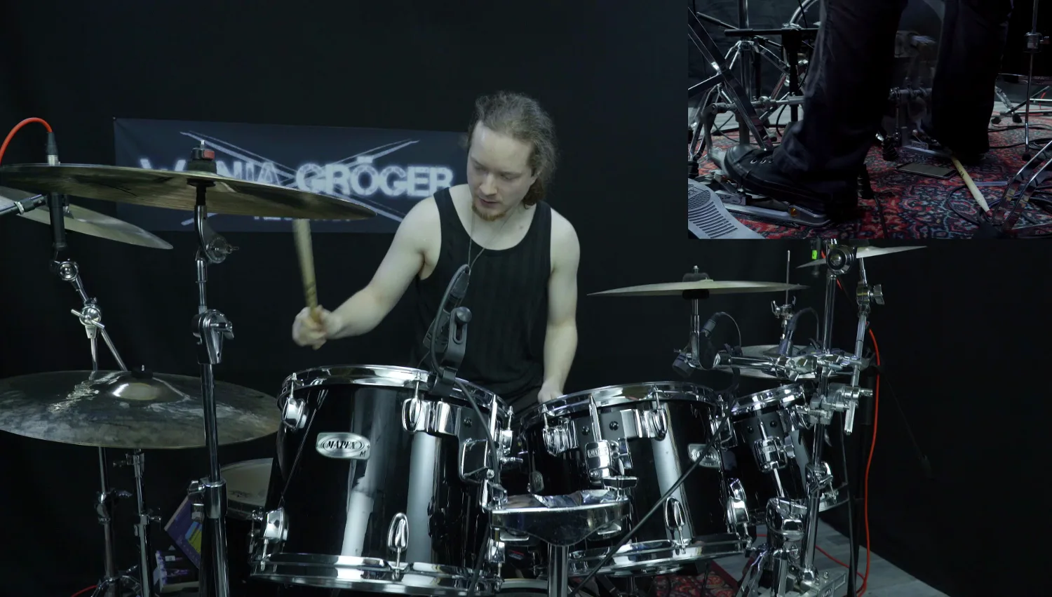 Drummer spielt intensiv am Schlagzeugset mit gehobenem Arm, Live-Performance vor Nechtan Branding