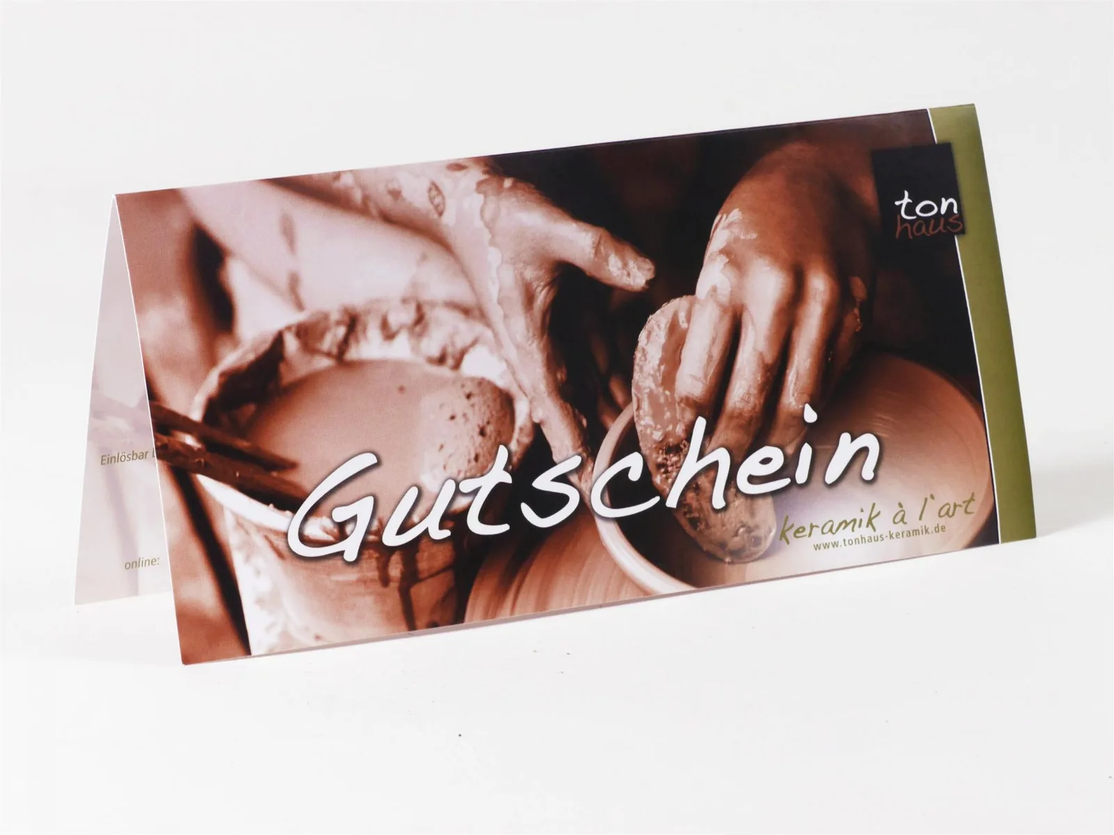 Gutschein-Karte mit Tonhaus-Logo und Foto von Händen bei der Töpferarbeit mit Text Gutschein