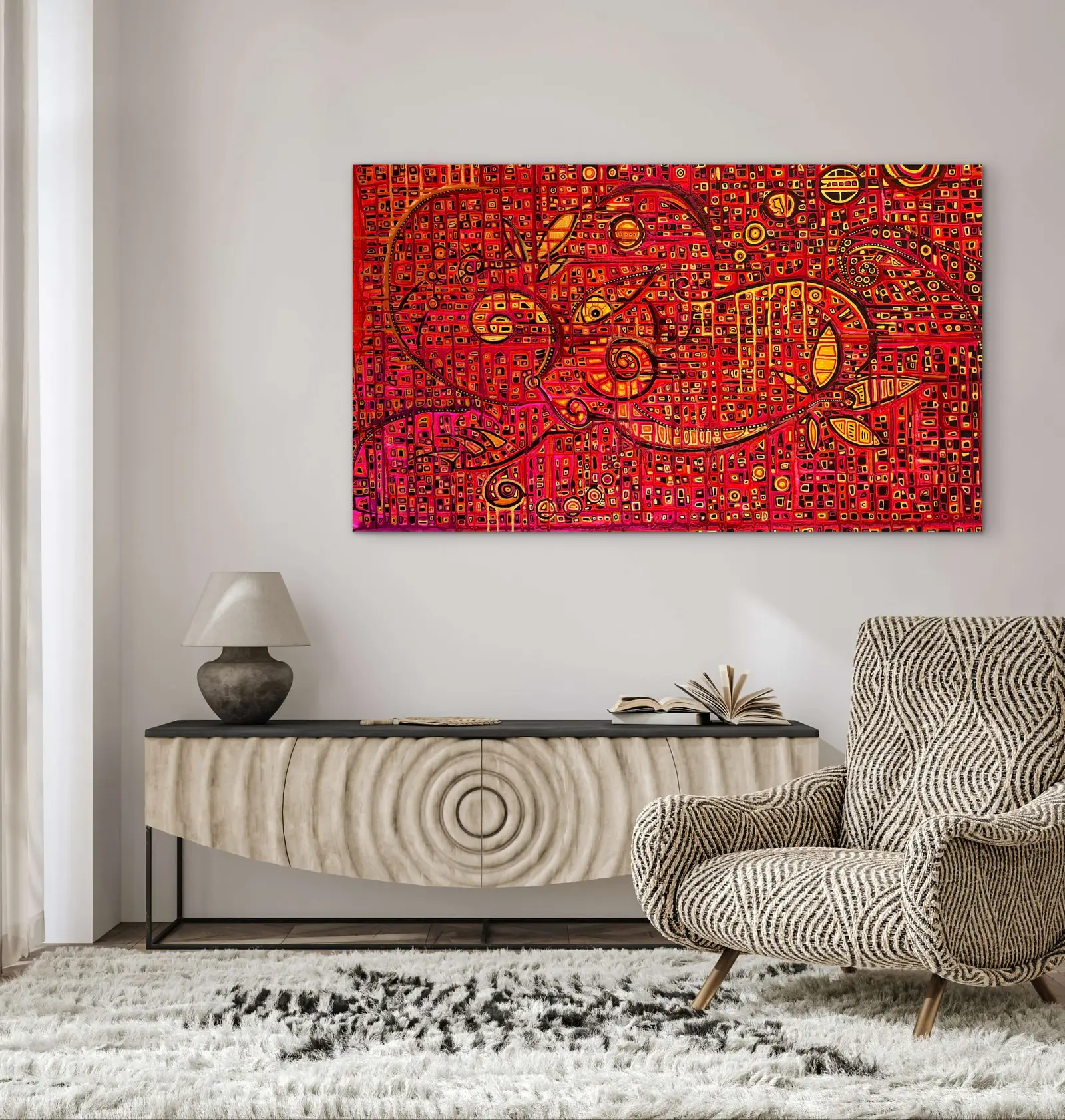 Wohnzimmer mit hellbeigen Stühlen und großformatigem rotem abstrakten Kunstwerk über Sideboard