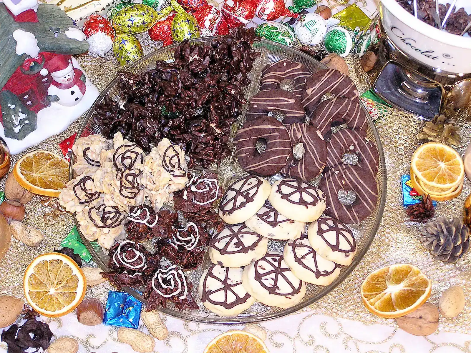 Großflächige Arrangement mit Mandelsplitter, Schokorädern, Nuss-Nougat Kringeln und Schokoladenstücken