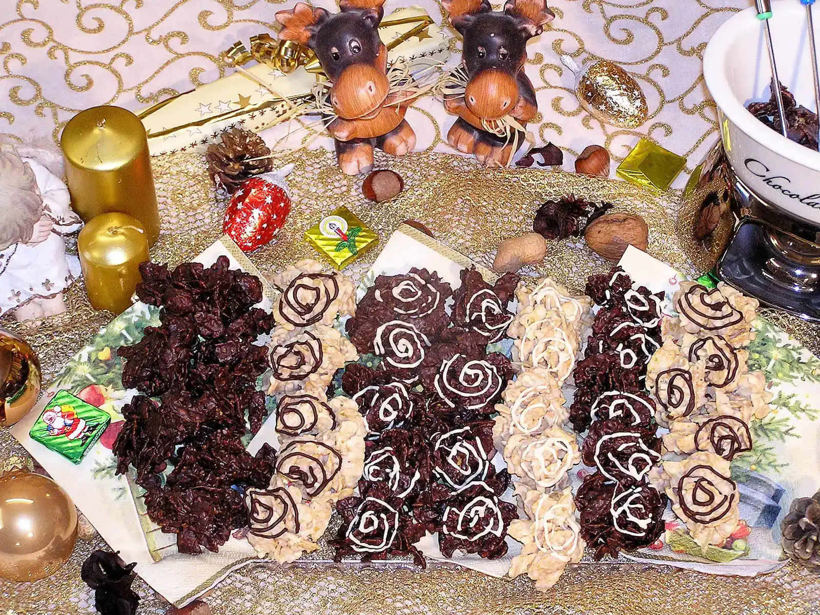 Schoko-Flakes Gebäck in verschiedenen Formen und Farben auf dekorierter Platte mit Weihnachtsdekoration