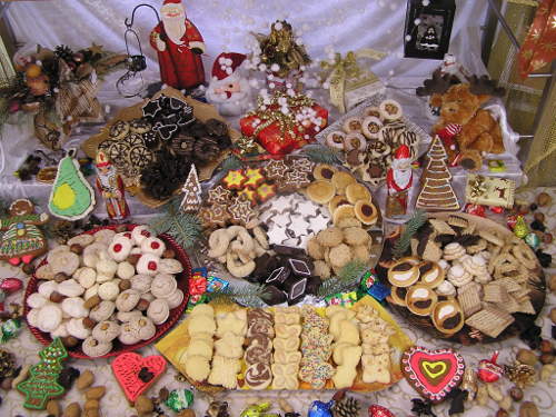 Weihnachtsgebäck-Sammlung mit Plätzchen, Lebkuchen, Weihnachtsdeko und Figuren auf Tisch