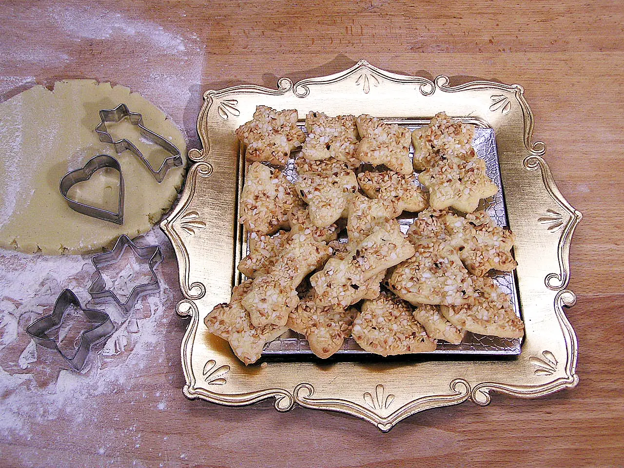 Nuss-Plätzchen auf silberner Servierplatte mit Cookie-Cuttern und Weihnachtsdeko