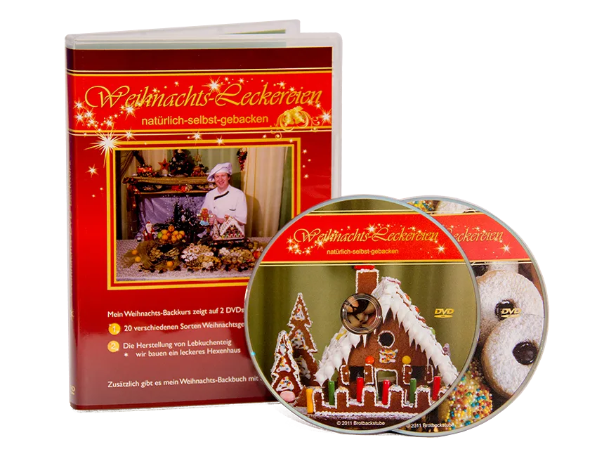 DVD-Box und DVDs des Weihnachtsbackkurs mit roten Buchdeckeln, Backzutaten und Koch mit Weihnachtsdeko