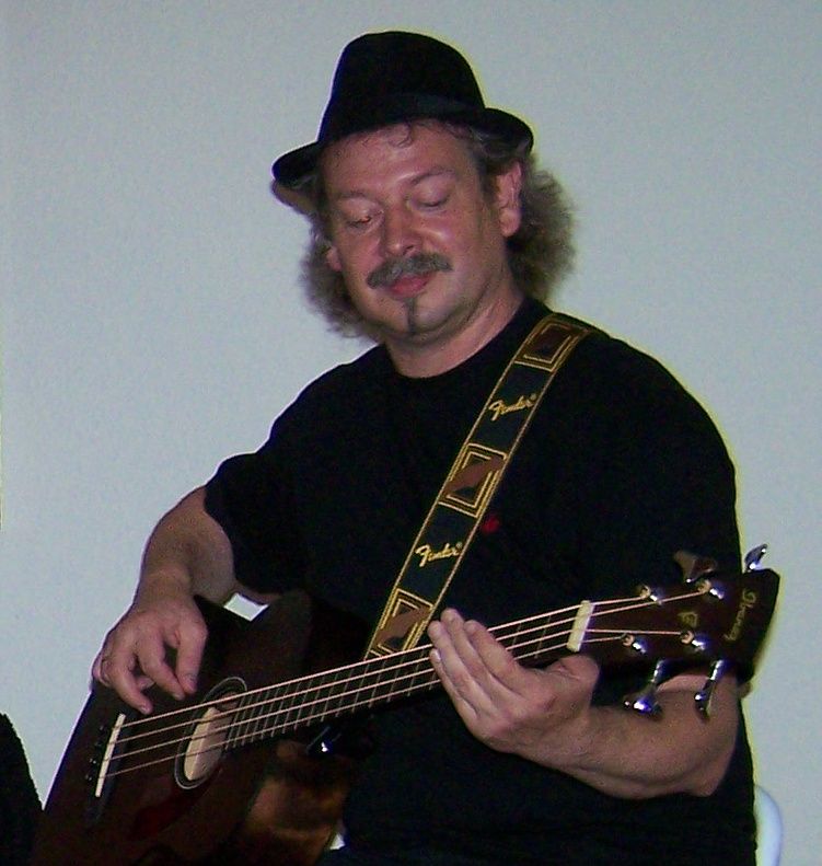 E-Bass – 1 Jahr Zugang Komplettkurs von Steffen Knauss 10 Guido Seifert aus Annaberg-Buchholz mit E-Bass, trägt schwarzes Shirt und Fedora-Hut