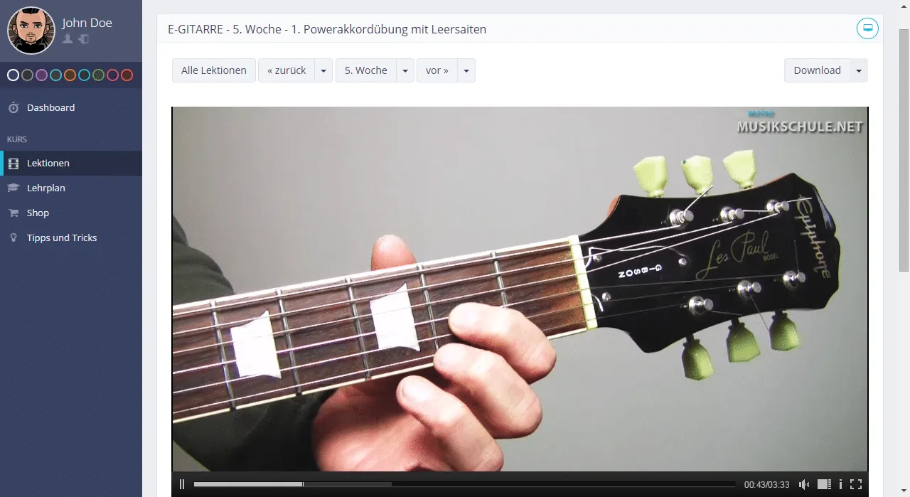 Screenshot Videoplayer mit Gitarrengriffen und Detailaufnahme der Spieltechnik