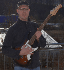 Thorsten Werth mit E-Gitarre, Portrait für Kundenbewertung zum Kurs