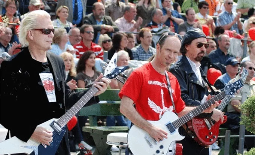 Andreas Vockrodt beim Gitarrenweltrekord mit Band auf der Bühne