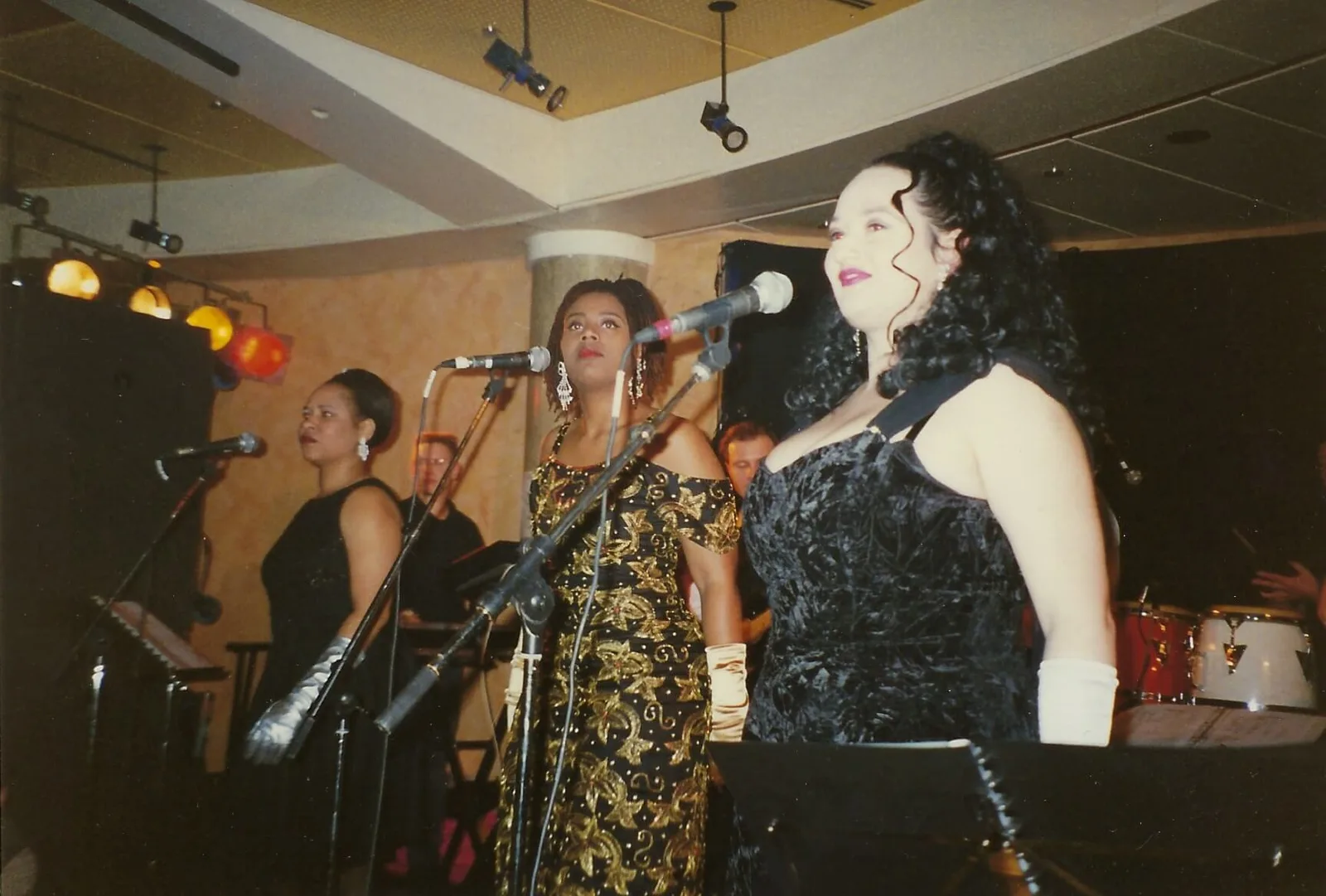 E1: Pop-Balladen – Klavierkurs für Pop-Balladen von Roman Sillipp 6 Rounder Girls 1998, mehrere Frauen am Mikrofon singend, Konzert