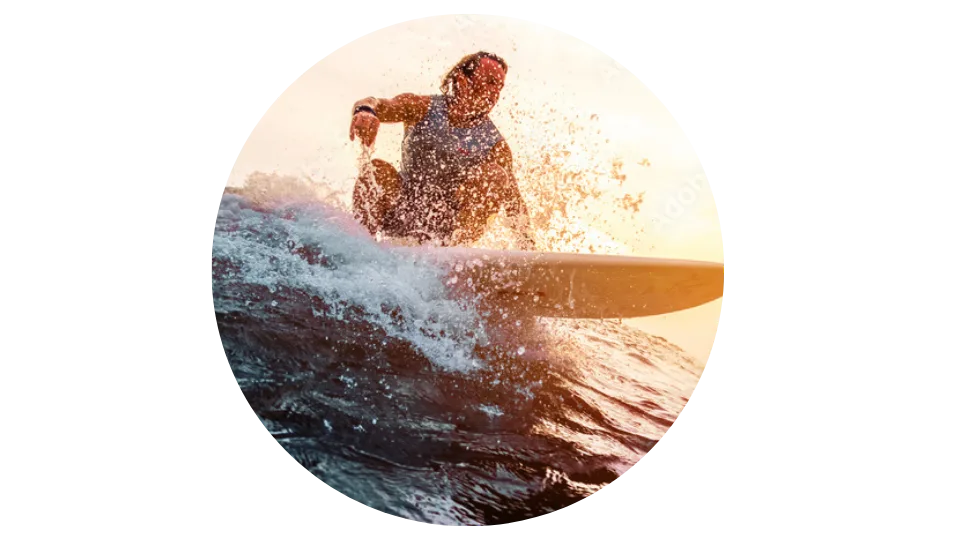 Surfer mit Surfboard und Glittereffekt in kreisförmigem Bild, Meer und Sonnenuntergang im Hintergrund