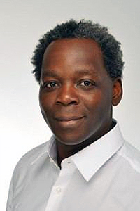 Portraitfoto von Kwesi Anan Odum, Mann mit dunkler Hautfarbe im weißen Hemd