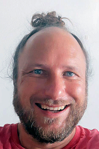 Portraitfoto von Stephan Bergmann, Mann mit rötlicher Glatze und Bart