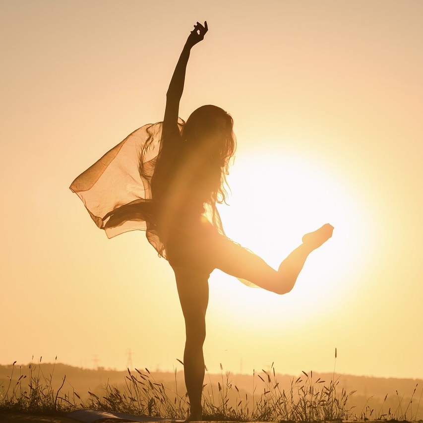 Echt-Gesund-Kongresspaket – Videokurs zu ganzheitl. Gesundheit 7 Frau springt vor Sonnenaufgang in freier Natur, fließendes Tuch, Bewegungsfreude und Vitalität
