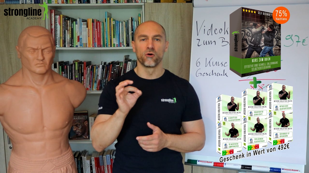 Effektive Selbstverteidigung – Videotraining zum Selbstschutz 6 Marcel Descy vor Bücherregal erklärt Videokurs neben Produktbox und Flipchart mit Preisen