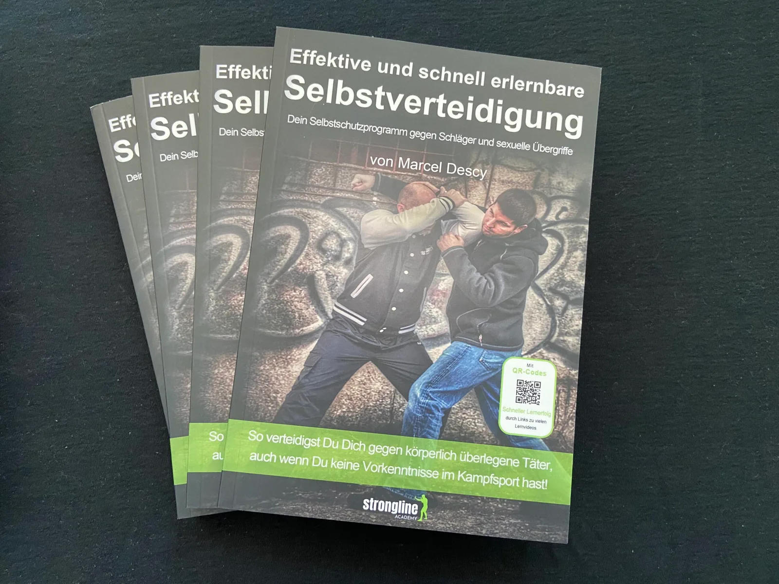 Mockup: Mehrere Exemplare des Buches Effektive und schnell erlernbare Selbstverteidigung gestapelt
