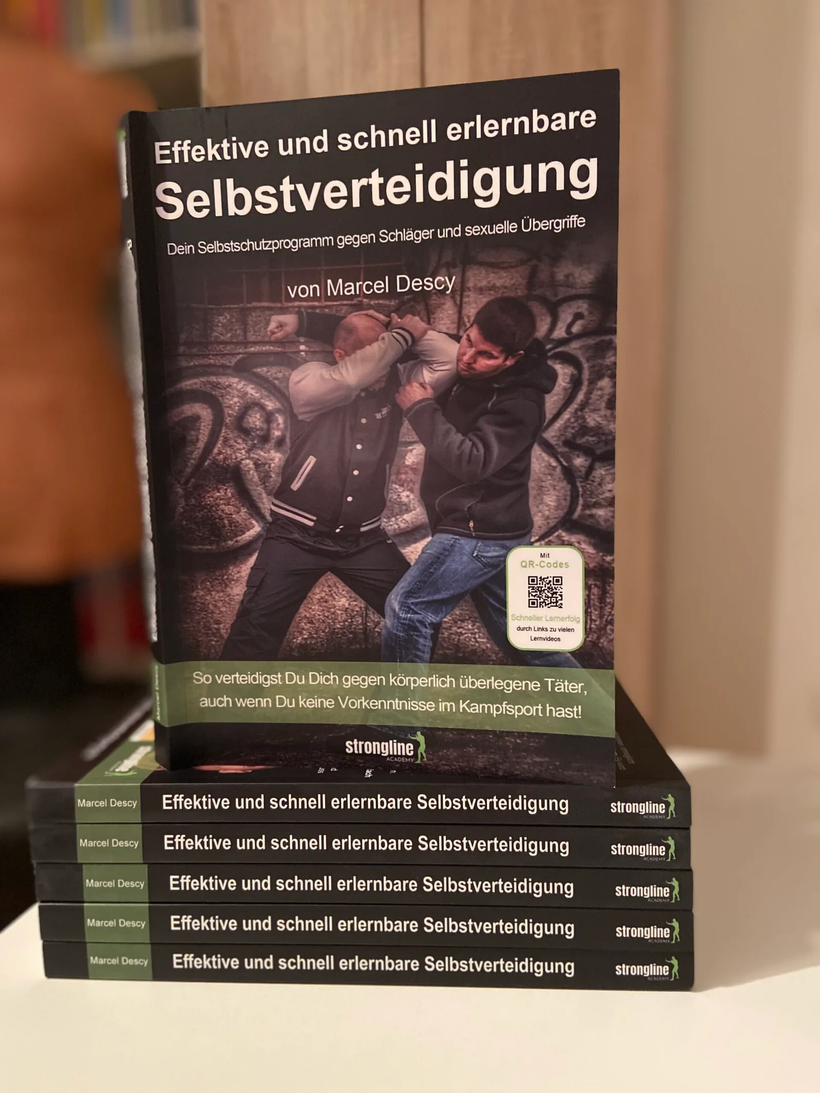Mockup: Buch Effektive und schnell erlernbare Selbstverteidigung mit Rücken und QR-Code sichtbar