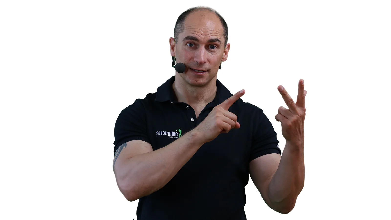 Marcel Descy mit Headset, schwarzes Strongline Poloshirt, gestikulierend vor weißem Hintergrund