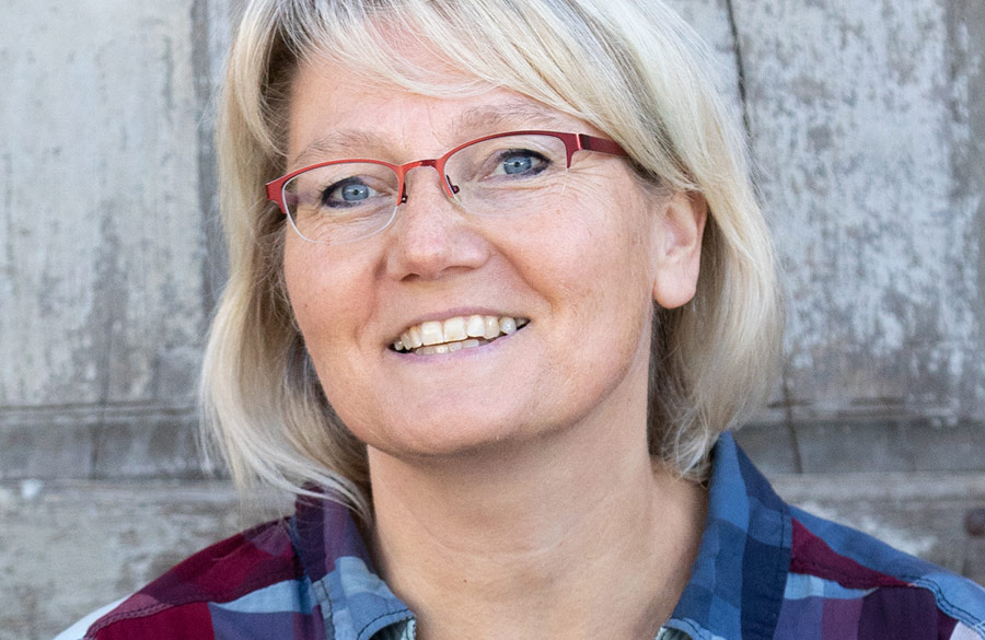 Porträt von Christiane Nijboer mit roten Brillen