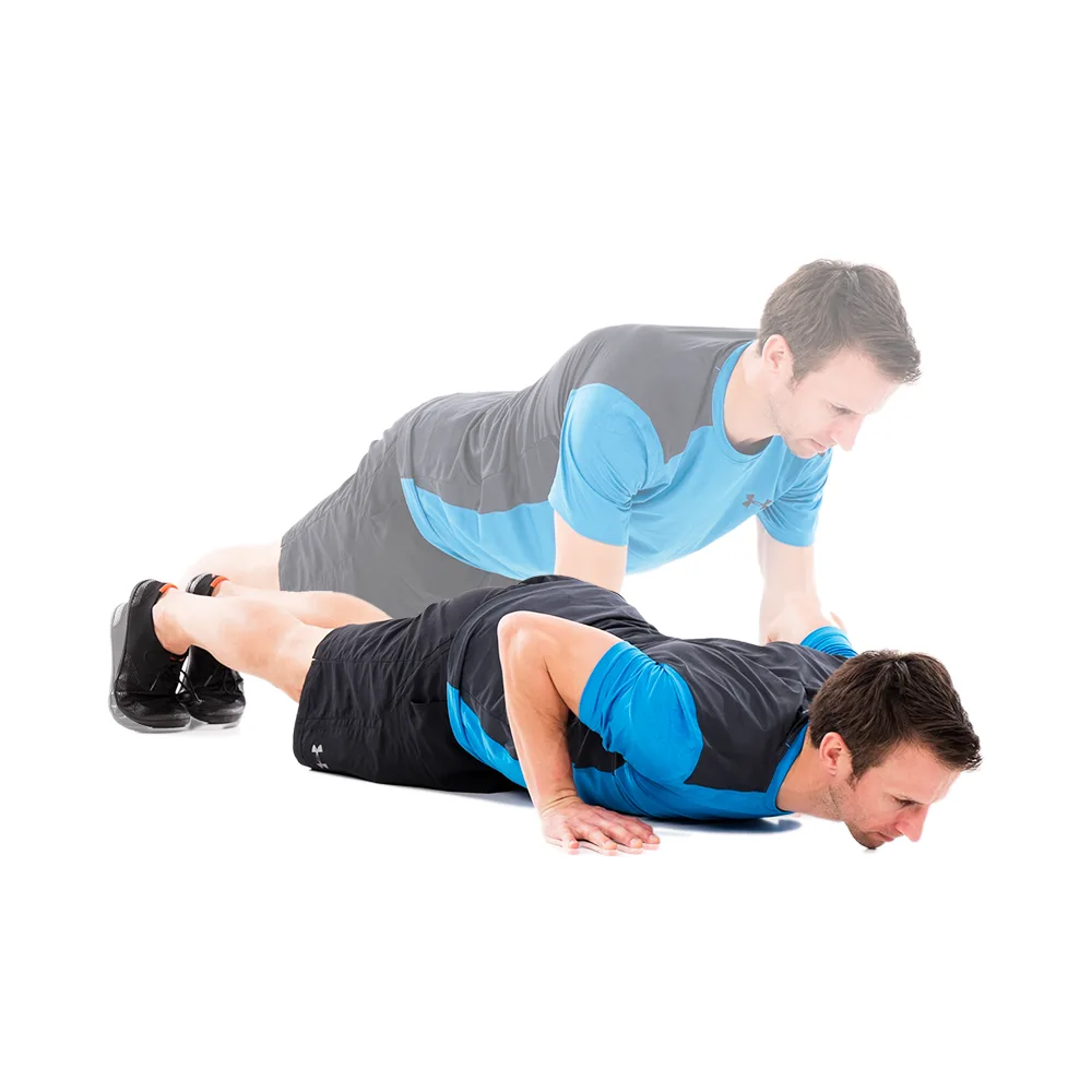 Trainer assistiert Teilnehmer beim Push-up im Functional Training