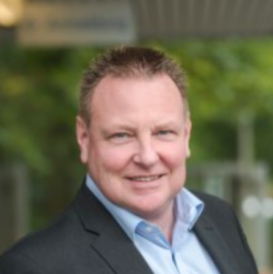 Porträtfoto eines Mannes in Businesskleidung, Testimonial für Onlinekurs Strom verstehen