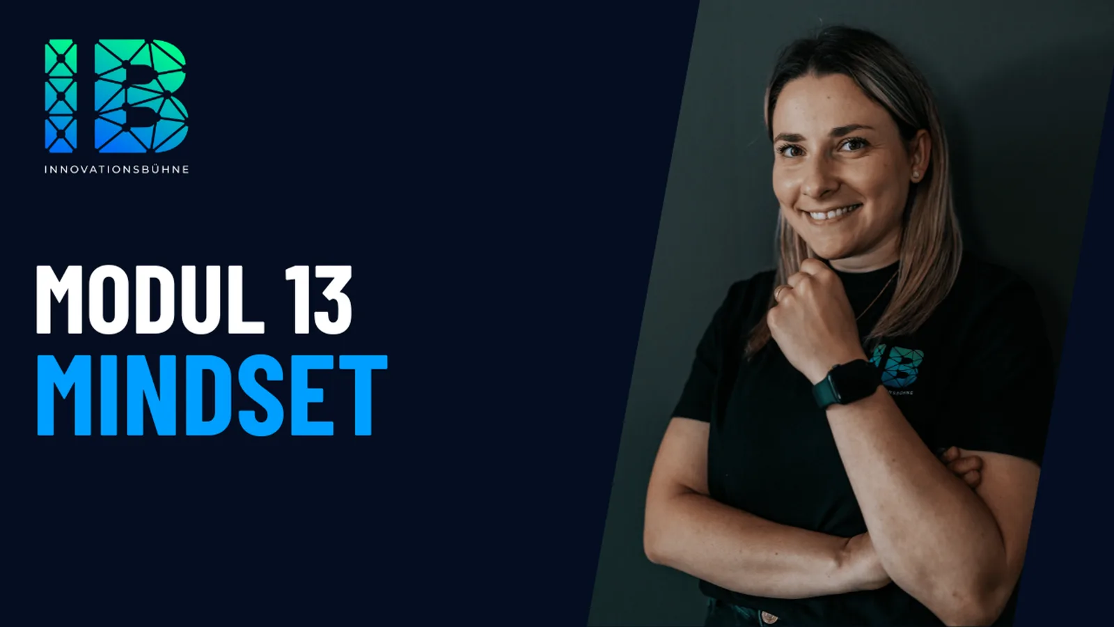 Einsteigerkurs Social Media & Reels von Vanessa Glaser 17 Lächelnde Frau mit Innovationsbühne-Shirt, Modul 13 Mindset des Einsteigerkurses